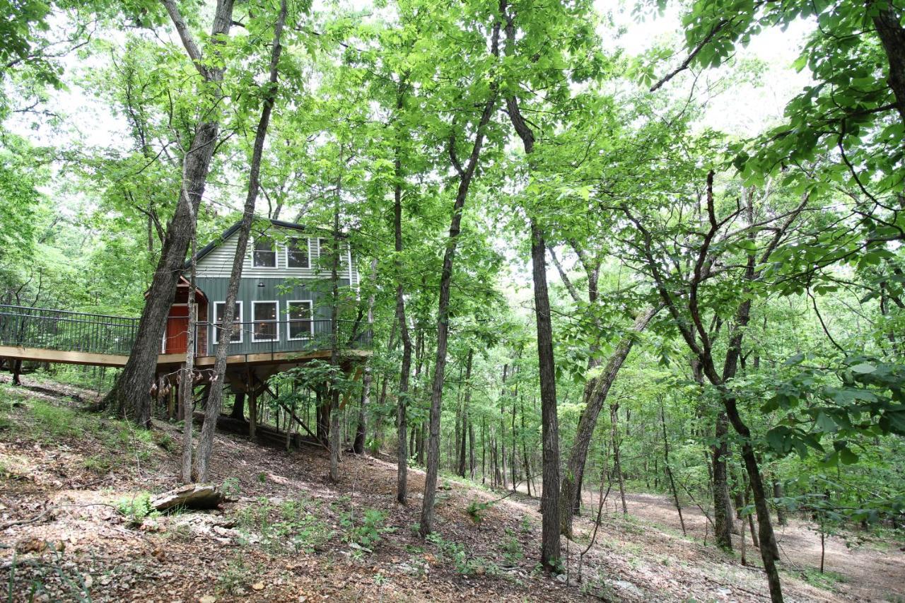 Вилла Secluded Treehouse In The Woods - Tree Hugger Hideaway Брэнсон Экстерьер фото