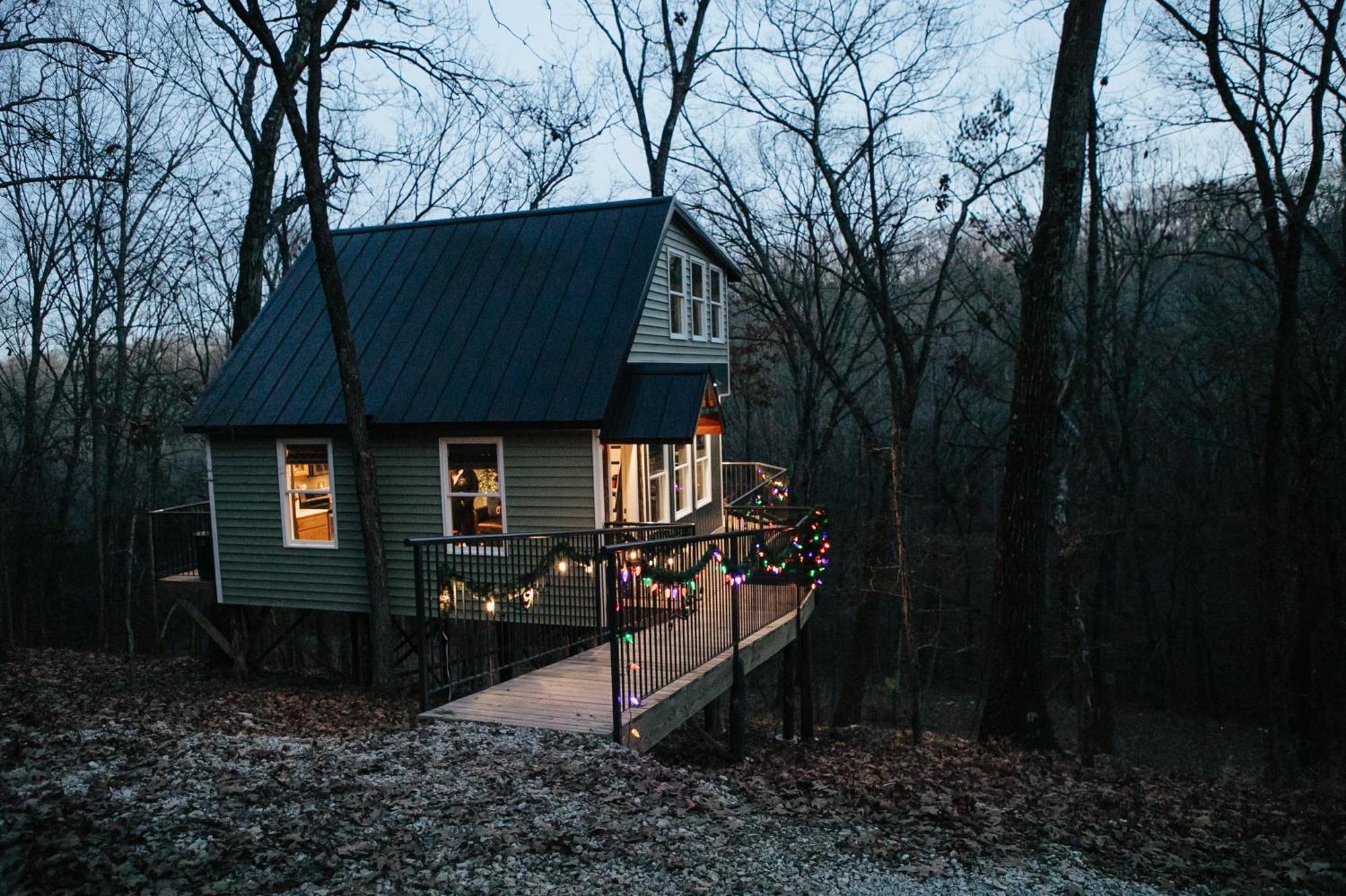 Вилла Secluded Treehouse In The Woods - Tree Hugger Hideaway Брэнсон Экстерьер фото